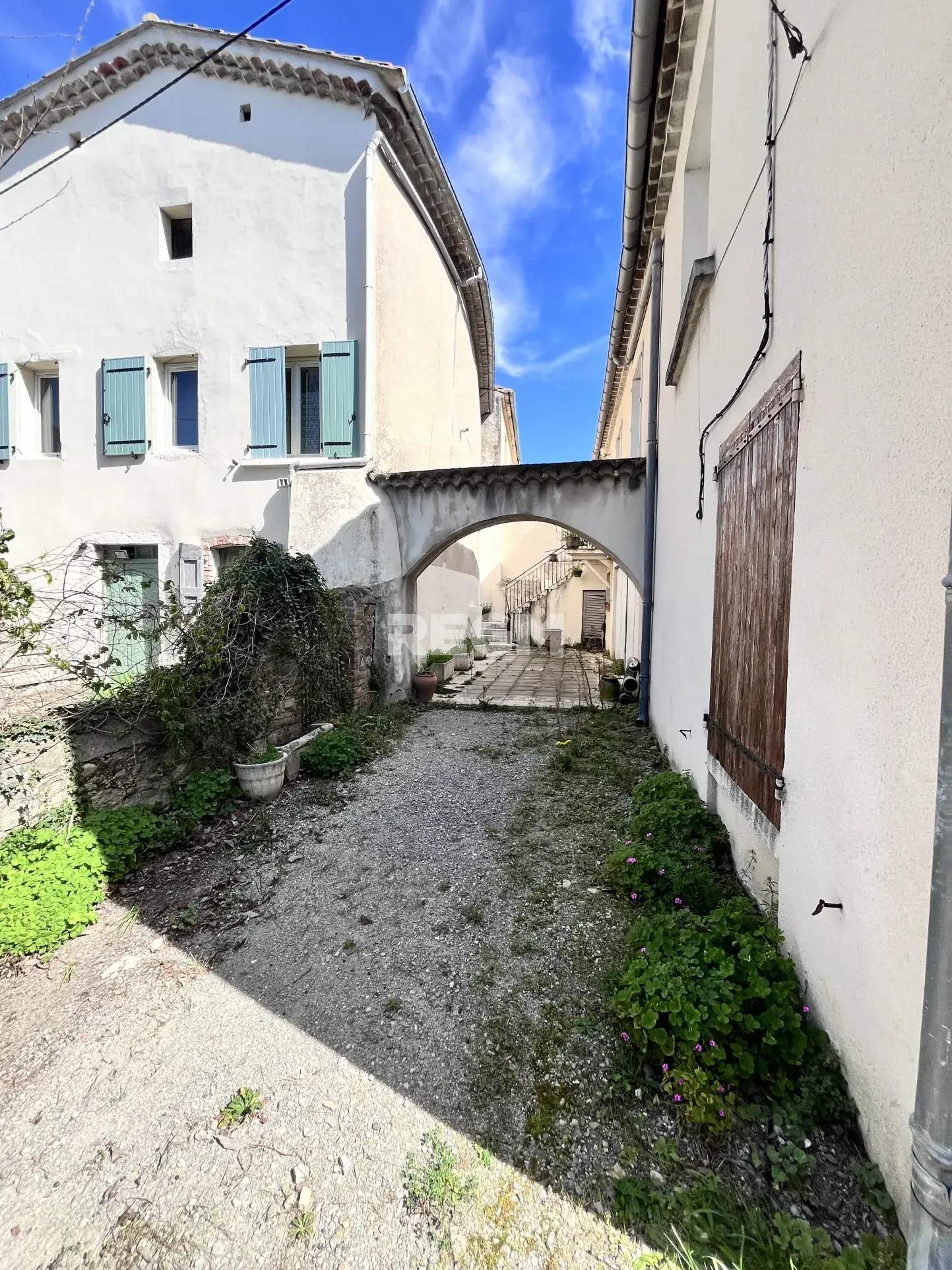 Maison de village à Ribaute-les-Tavernes avec grands garages et potentiel locatif 
