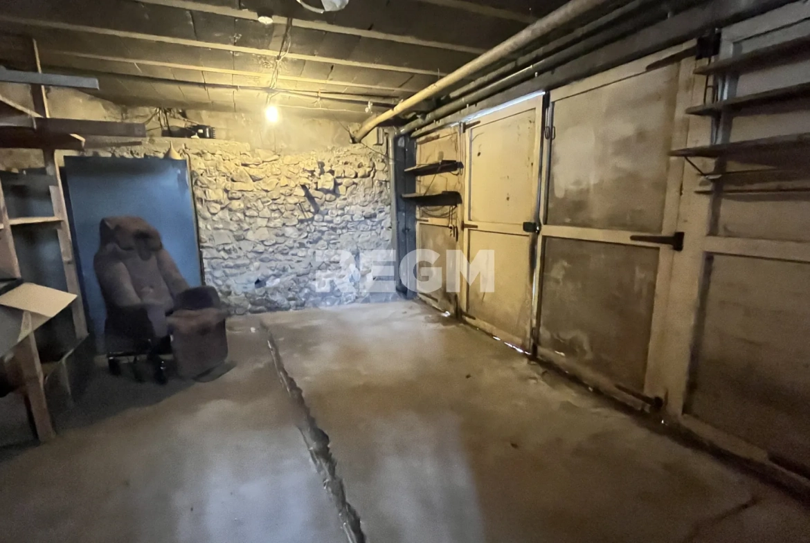 Maison de village à Ribaute-les-Tavernes avec grands garages et potentiel locatif 