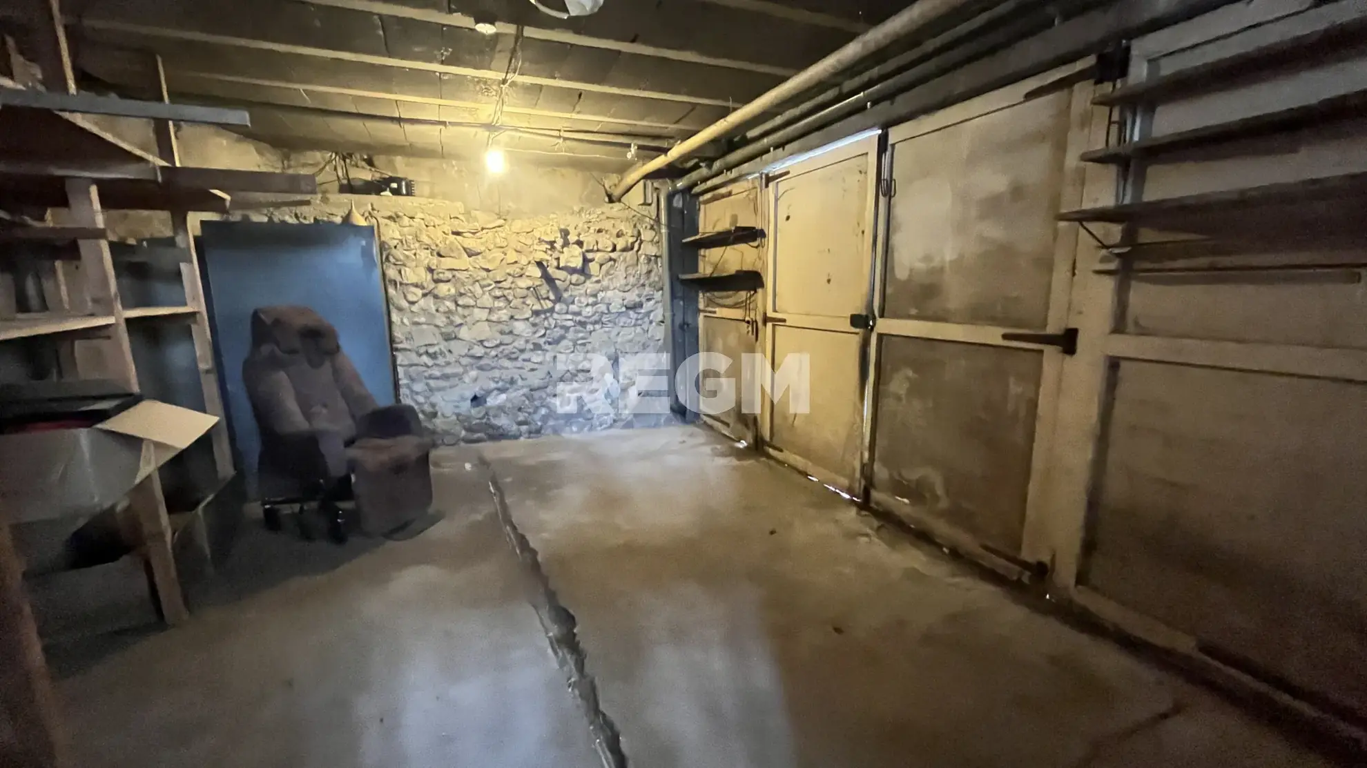 Maison de village à Ribaute-les-Tavernes avec grands garages et potentiel locatif 
