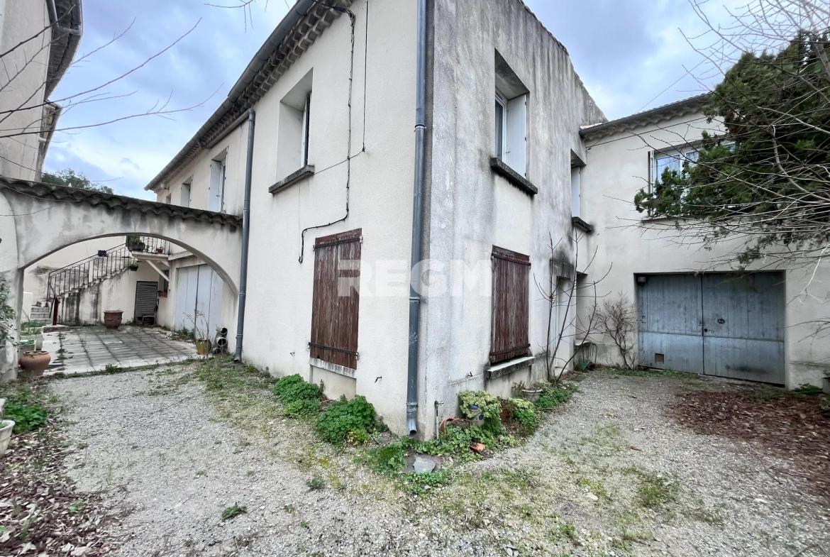 Maison de village à Ribaute-les-Tavernes avec grands garages et potentiel locatif 