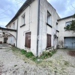 Maison de village à Ribaute-les-Tavernes avec grands garages et potentiel locatif