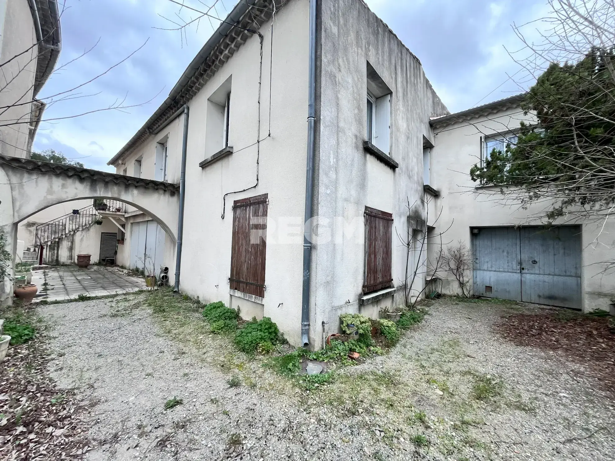 Maison de village à Ribaute-les-Tavernes avec grands garages et potentiel locatif 