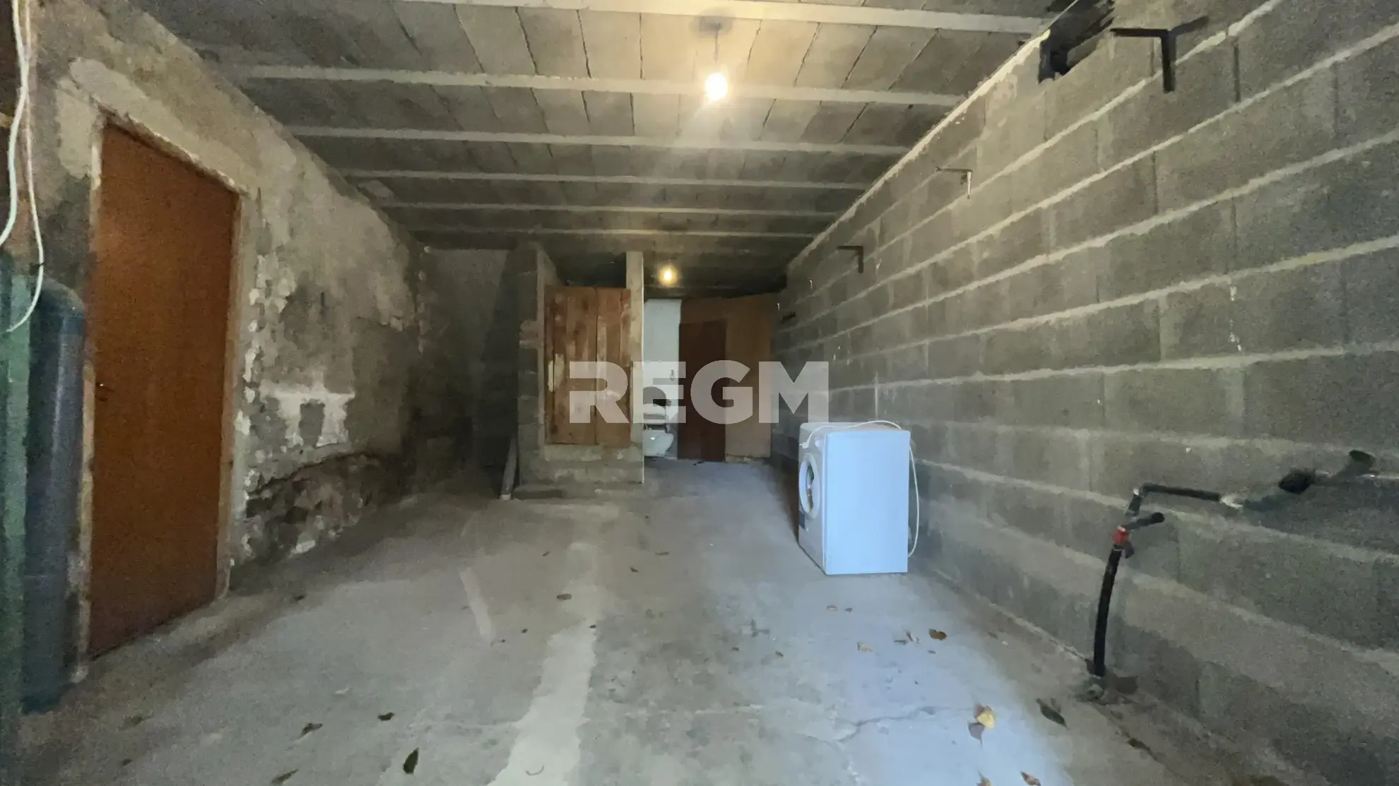 Maison de village à Ribaute-les-Tavernes avec grands garages et potentiel locatif 
