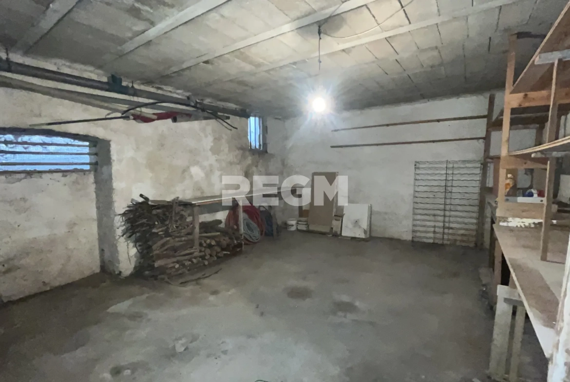 Maison de village à Ribaute-les-Tavernes avec grands garages et potentiel locatif 