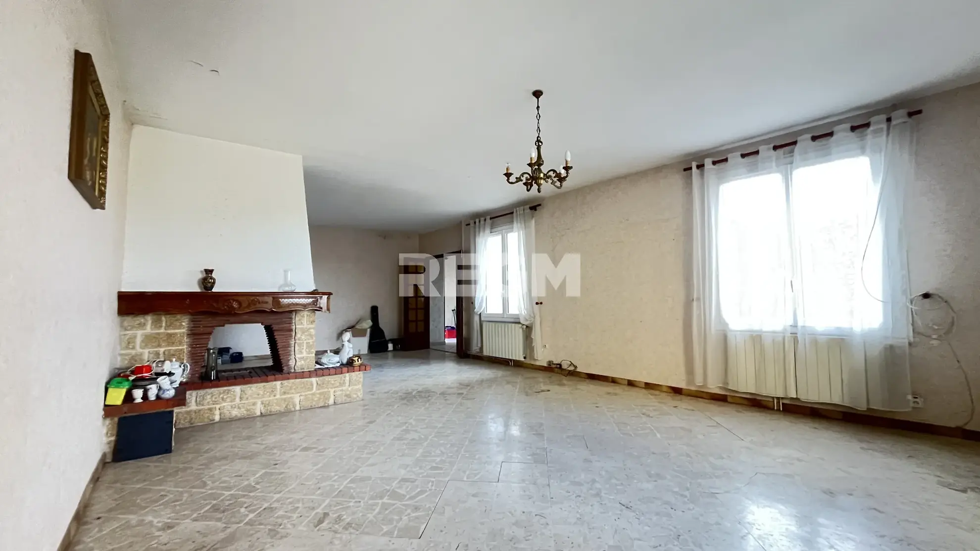Maison de village à Ribaute-les-Tavernes avec grands garages et potentiel locatif 
