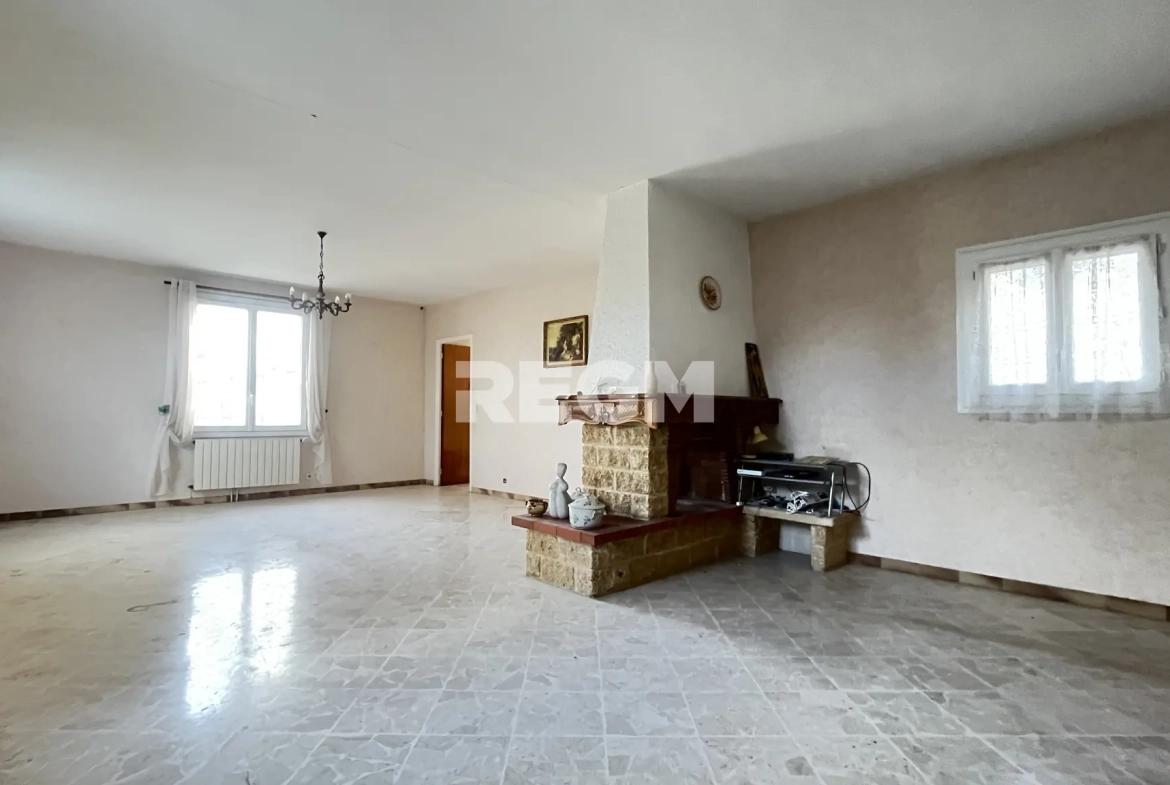 Maison de village à Ribaute-les-Tavernes avec grands garages et potentiel locatif 