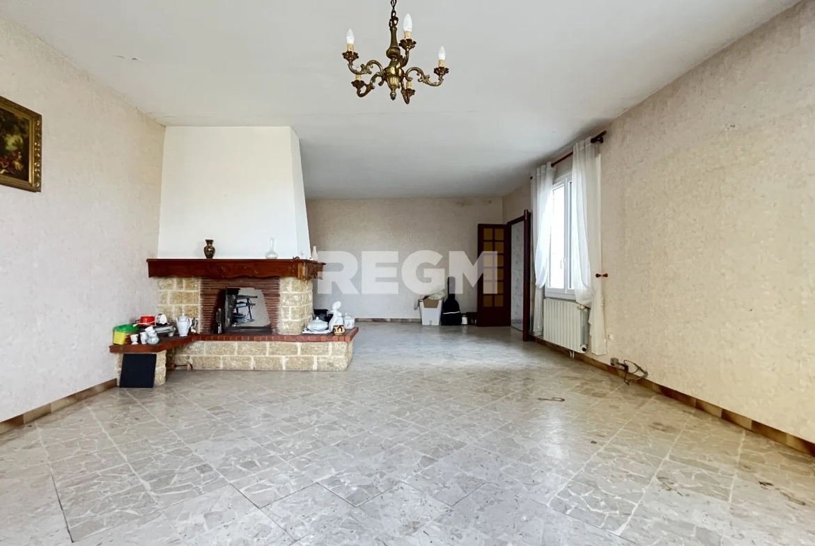 Maison de village à Ribaute-les-Tavernes avec grands garages et potentiel locatif 