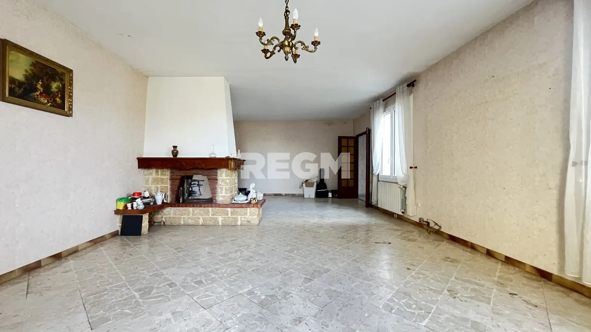 Maison de village à Ribaute-les-Tavernes avec grands garages et potentiel locatif 