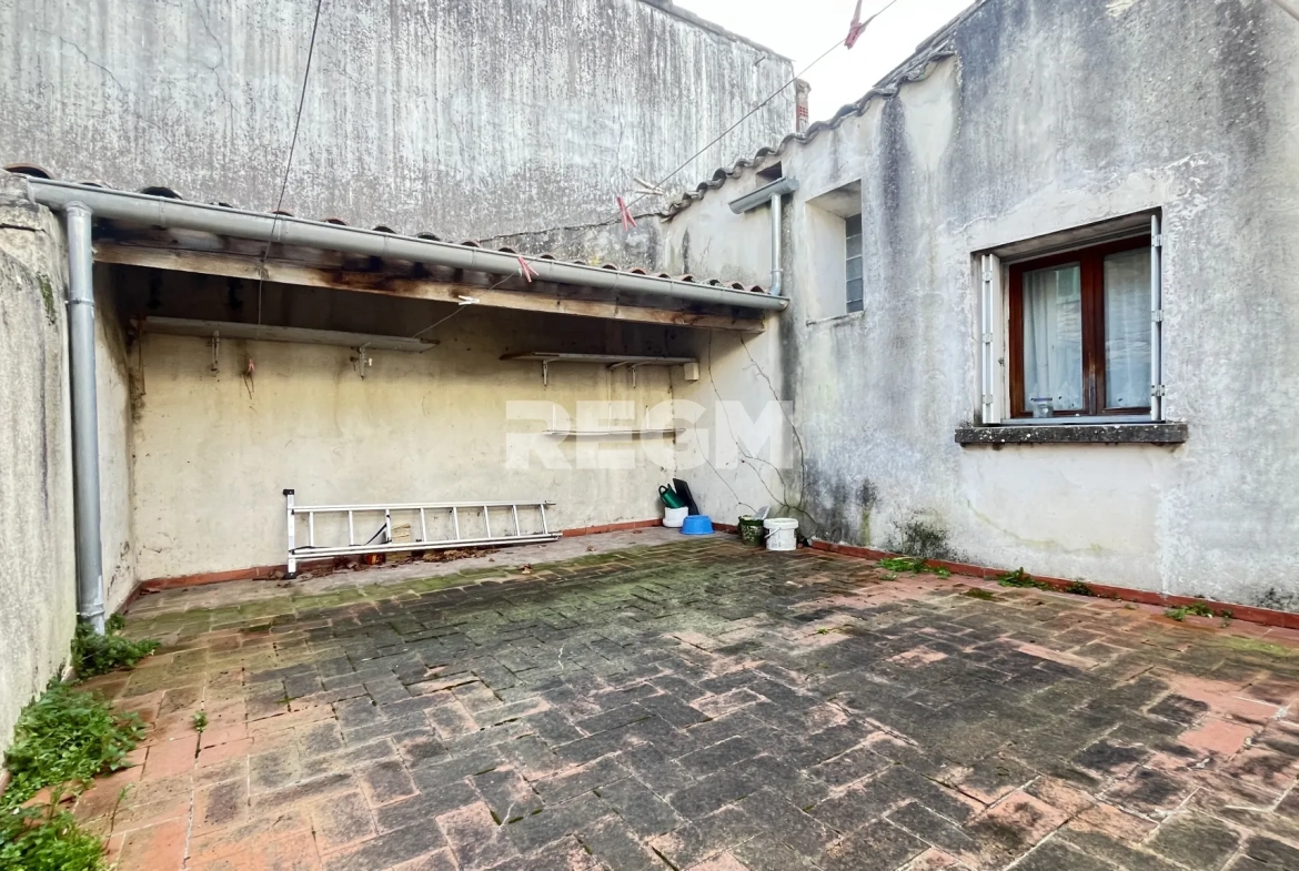 Maison de village à Ribaute-les-Tavernes avec grands garages et potentiel locatif 