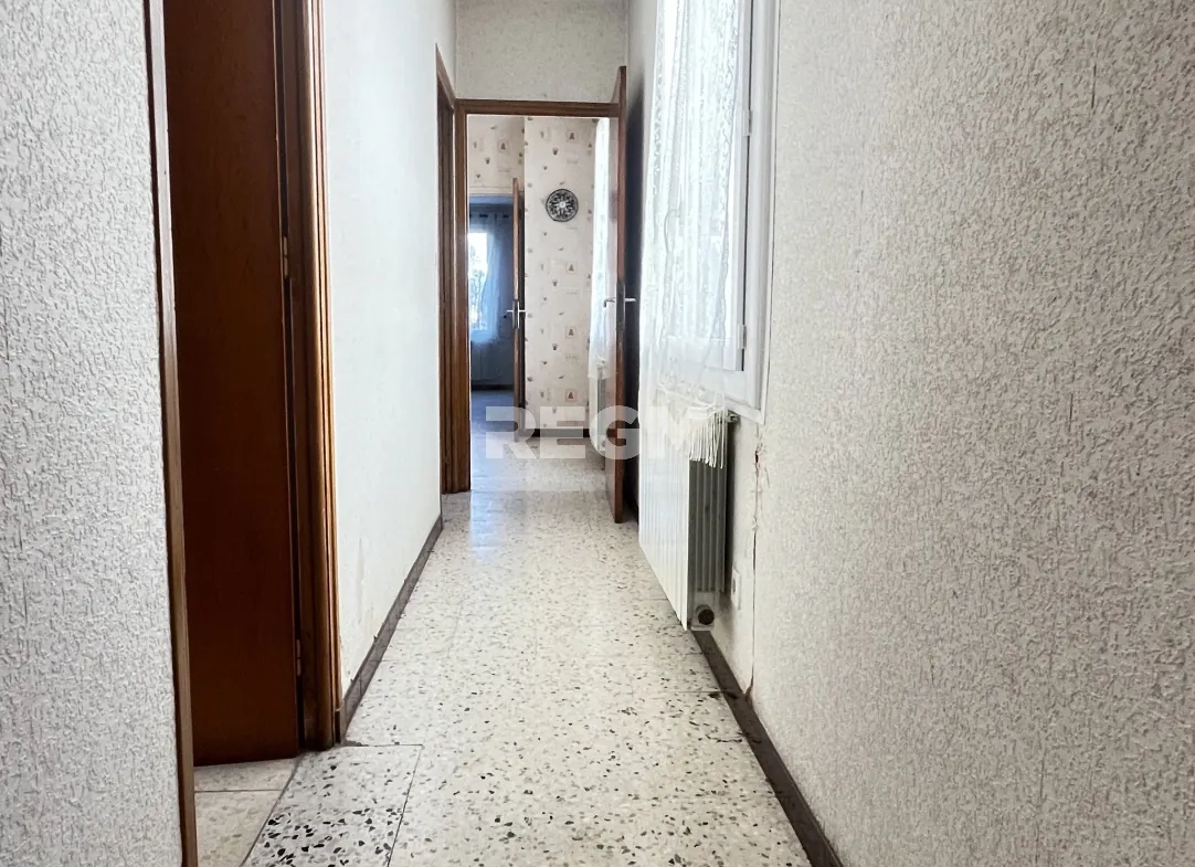 Maison de village à Ribaute-les-Tavernes avec grands garages et potentiel locatif 