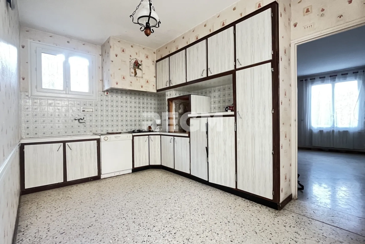 Maison de village à Ribaute-les-Tavernes avec grands garages et potentiel locatif 