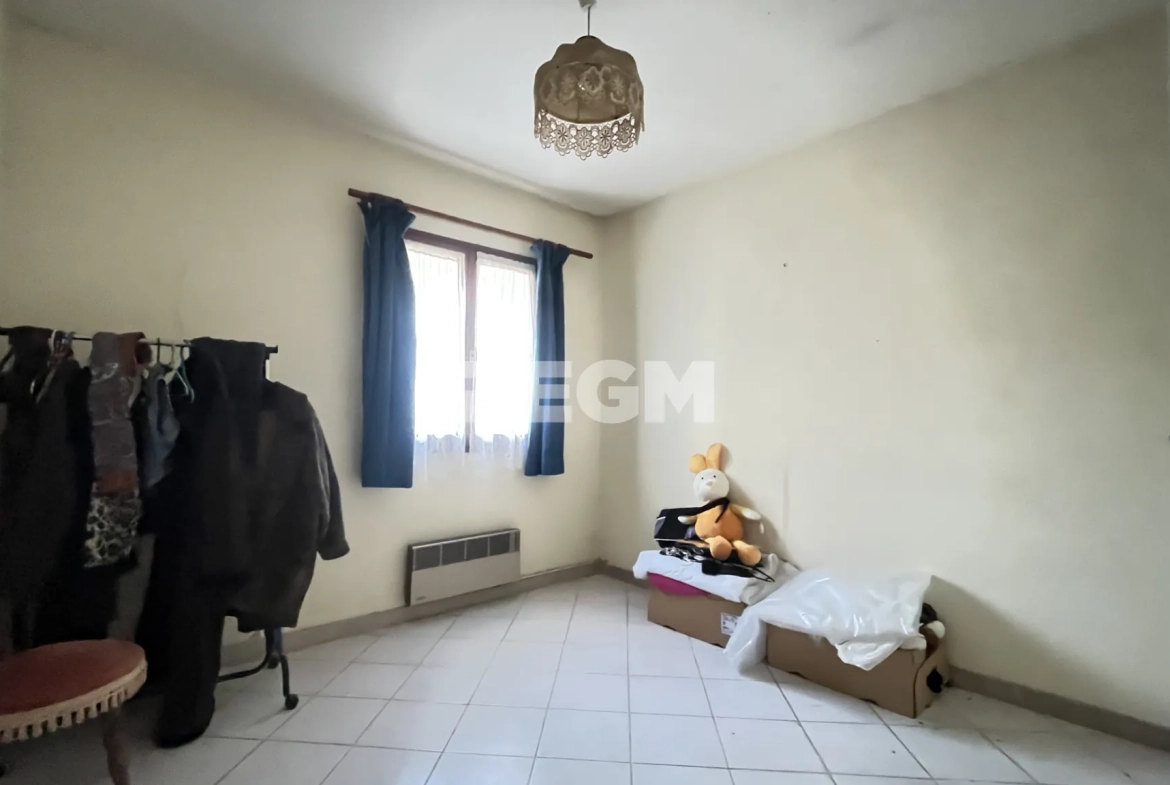 Maison de village à Ribaute-les-Tavernes avec grands garages et potentiel locatif 