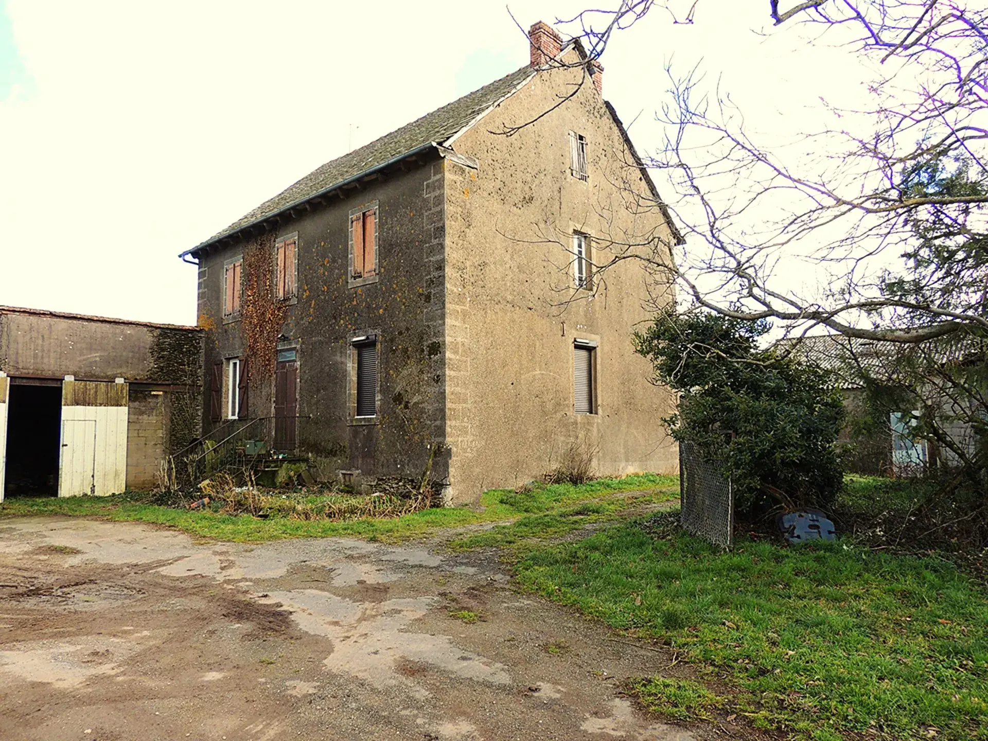Ferme en pierre avec grande dépendance et terrain à Rieupeyroux – Potentiel exceptionnel 