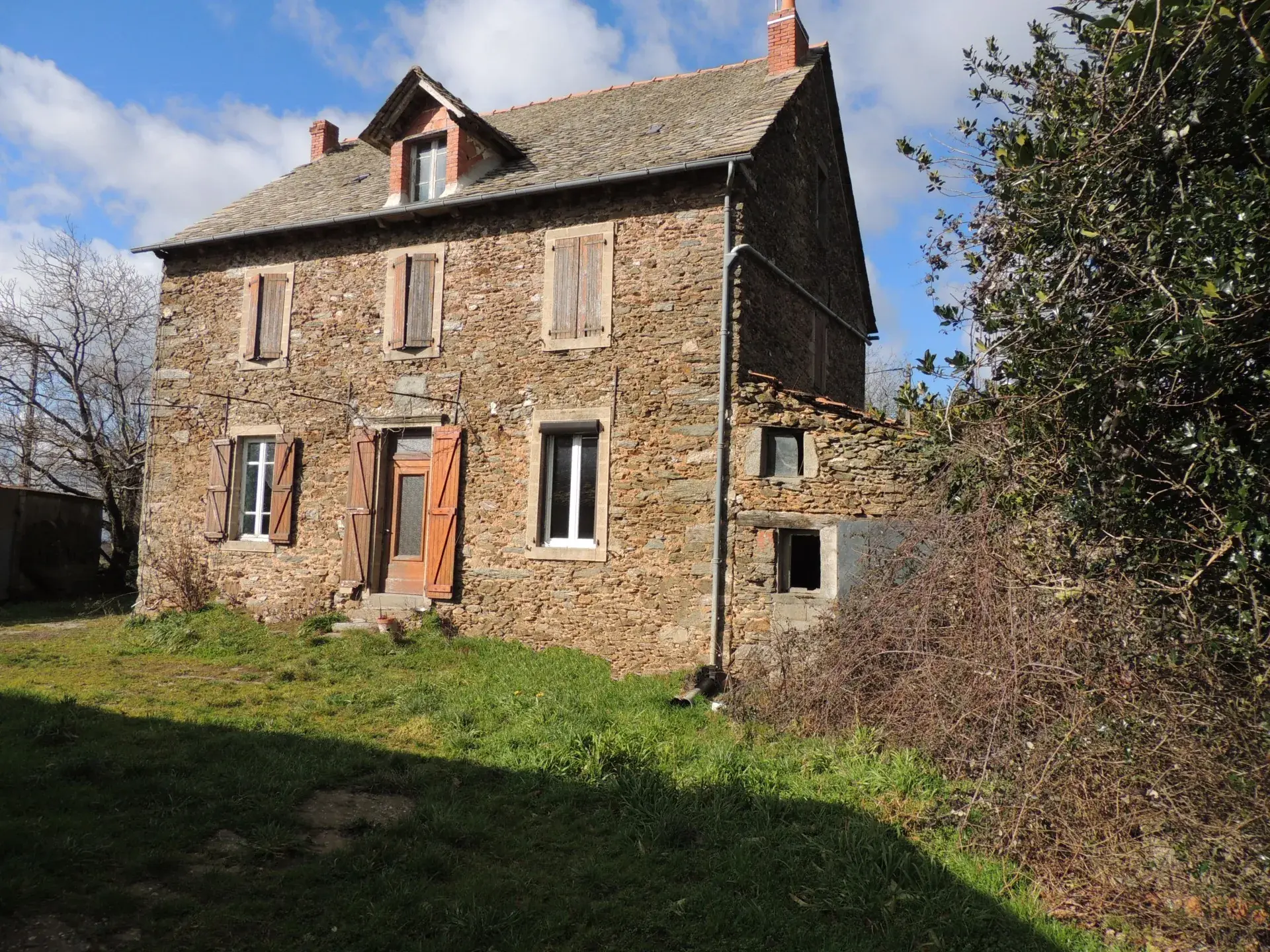 Ferme en pierre avec grande dépendance et terrain à Rieupeyroux – Potentiel exceptionnel 