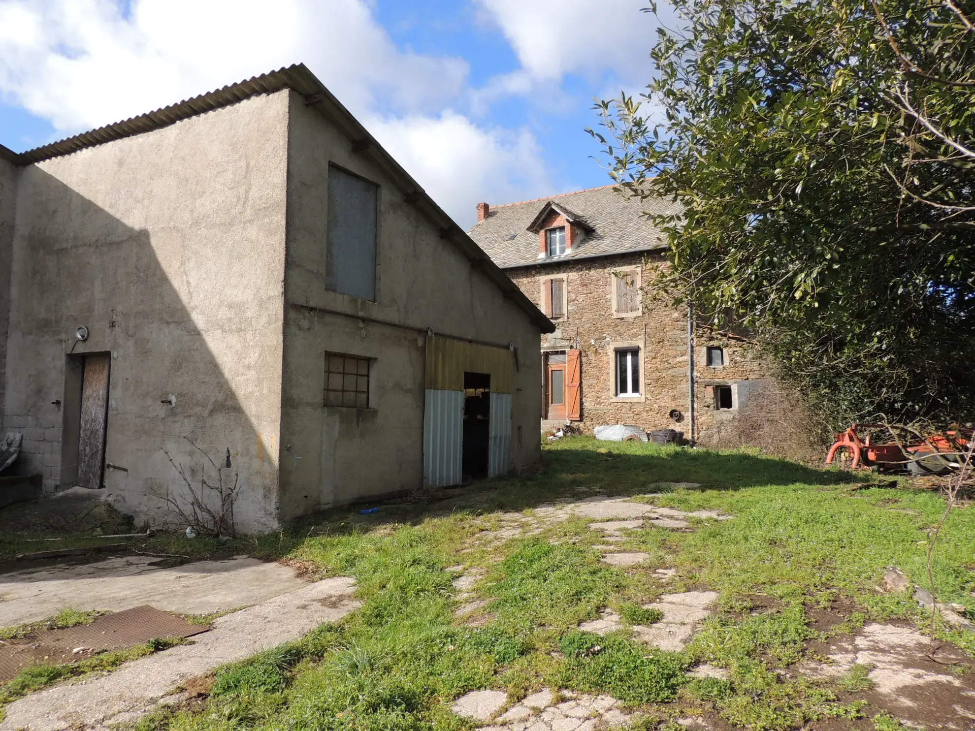 Ferme en pierre avec grande dépendance et terrain à Rieupeyroux – Potentiel exceptionnel 