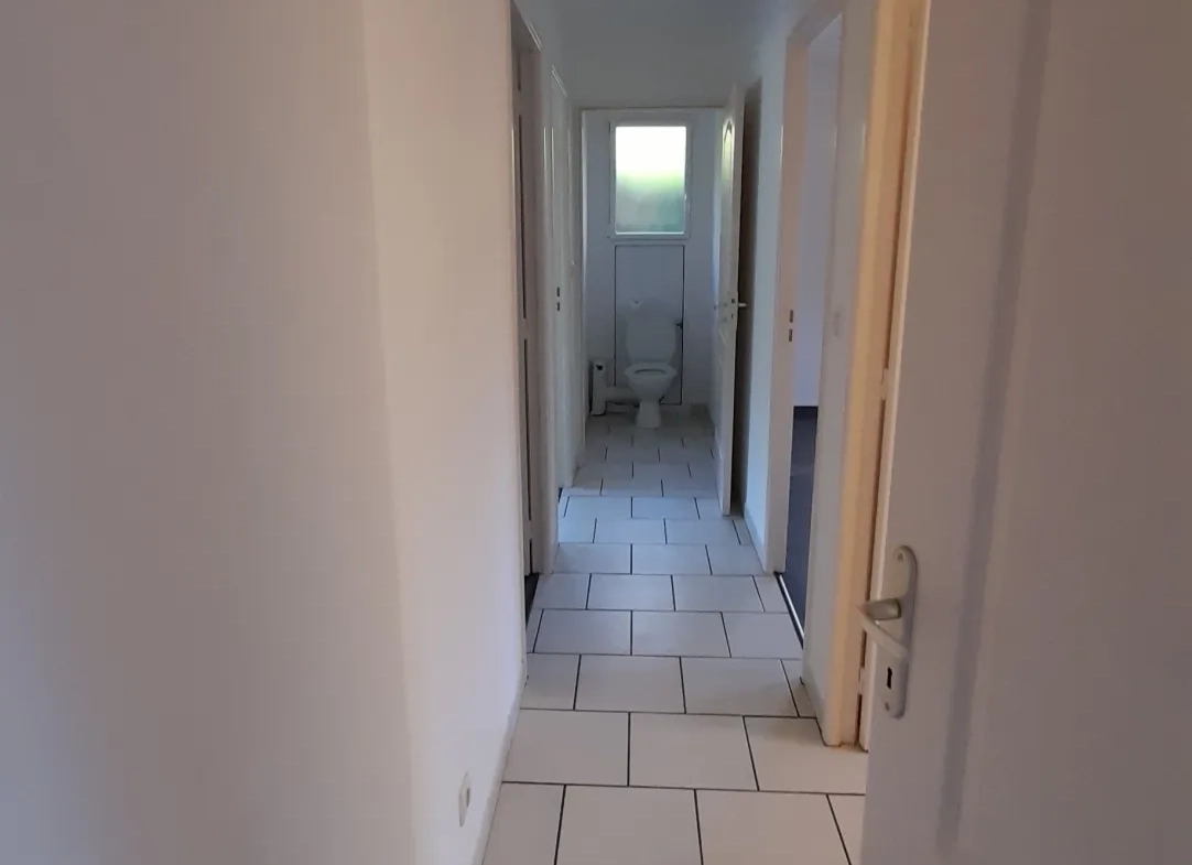 Maison contemporaine à Clermont-Créans 72200 avec grand terrain de 2700m² 