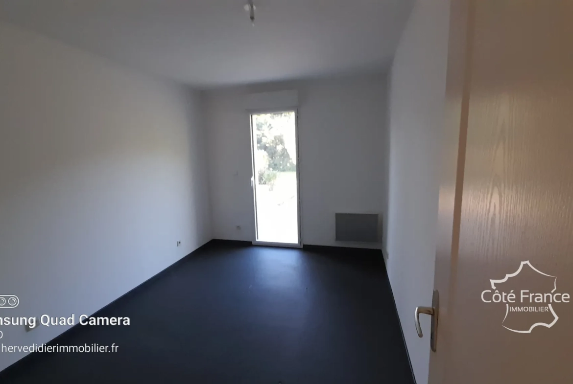 Maison contemporaine à Clermont-Créans 72200 avec grand terrain de 2700m² 