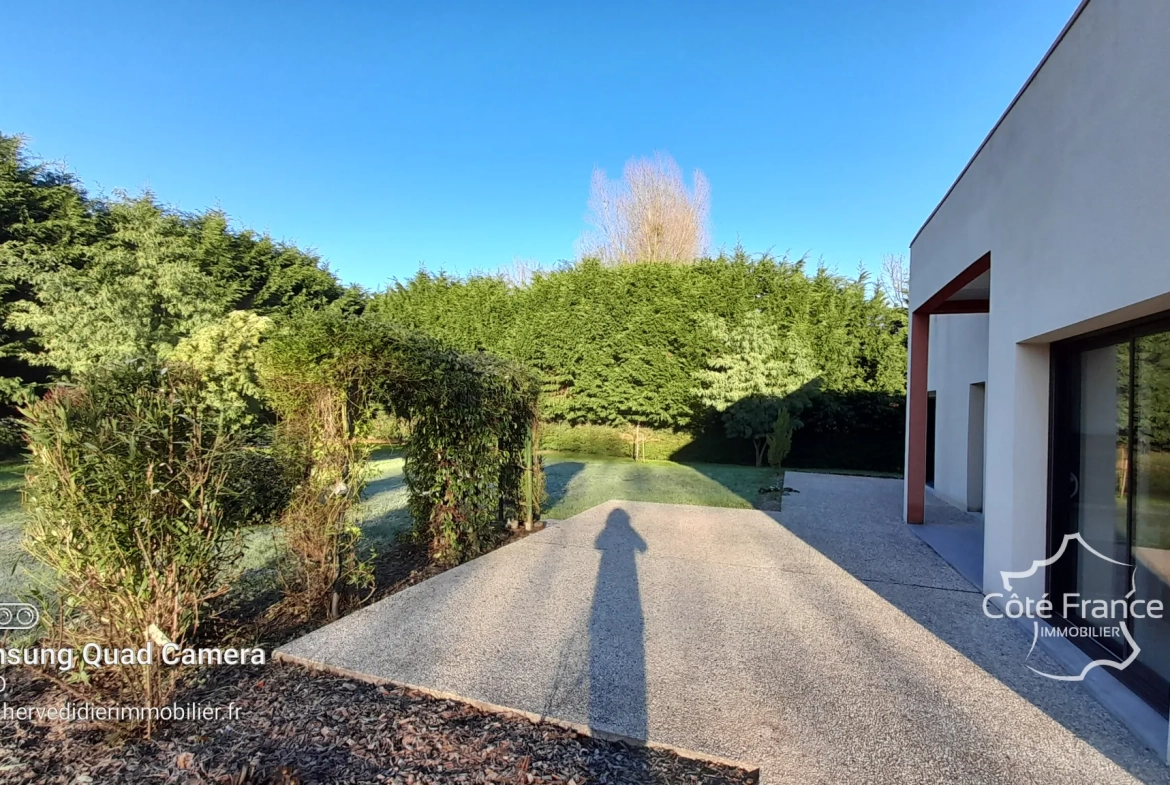 Maison contemporaine à Clermont-Créans 72200 avec grand terrain de 2700m² 
