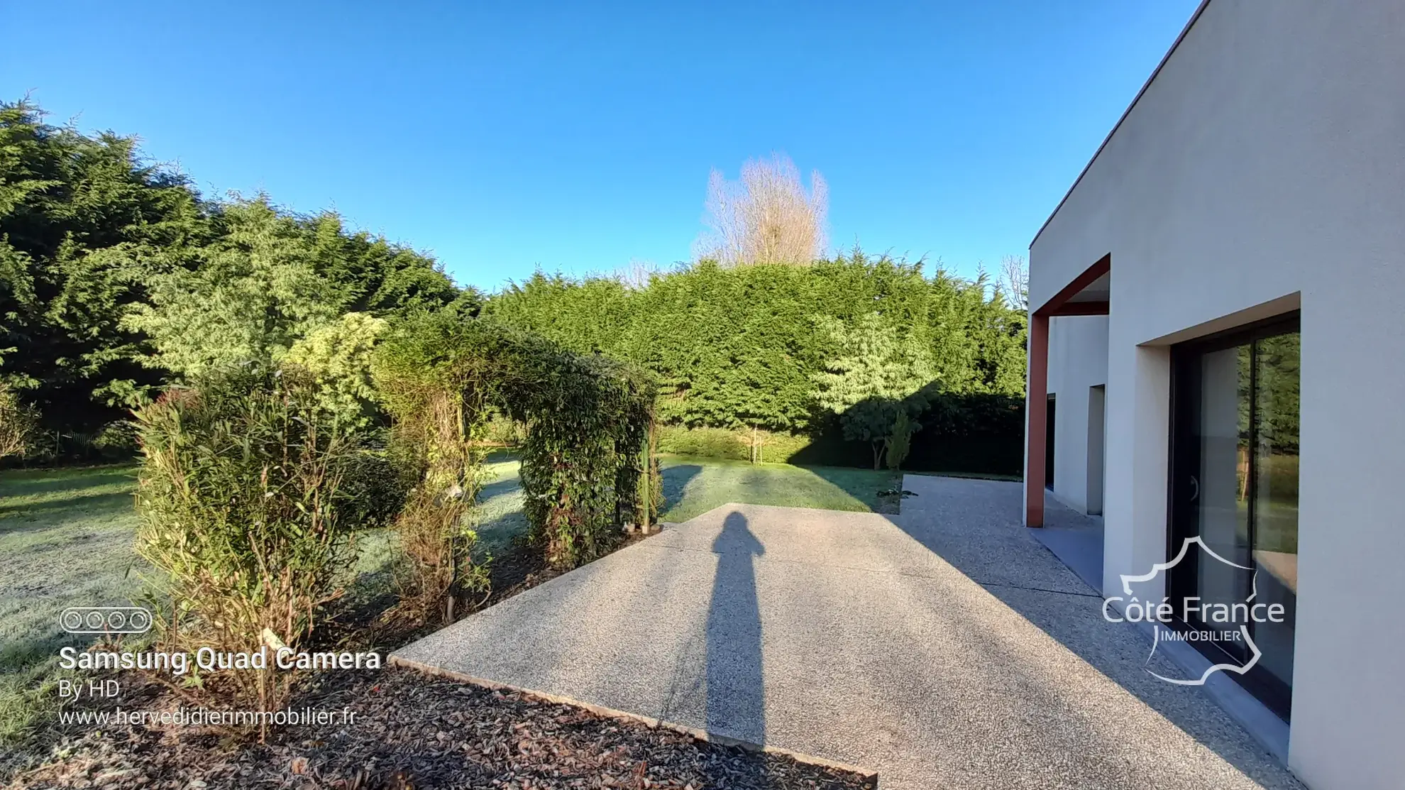 Maison contemporaine à Clermont-Créans 72200 avec grand terrain de 2700m² 