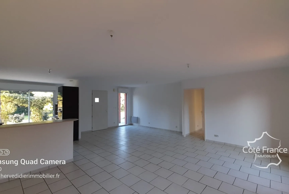 Maison contemporaine à Clermont-Créans 72200 avec grand terrain de 2700m² 