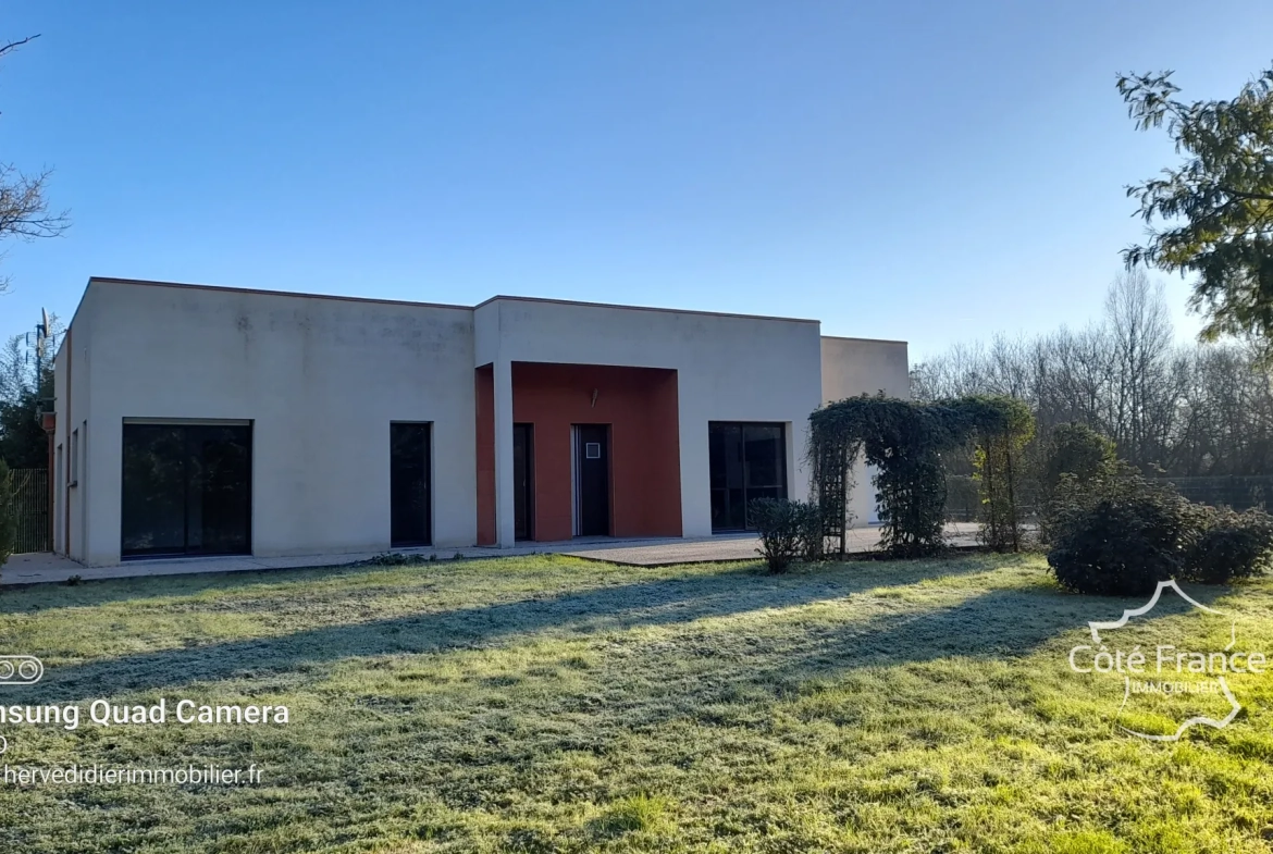 Maison contemporaine à Clermont-Créans 72200 avec grand terrain de 2700m² 