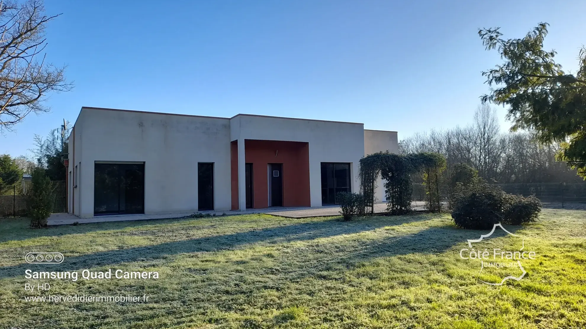 Maison contemporaine à Clermont-Créans 72200 avec grand terrain de 2700m² 
