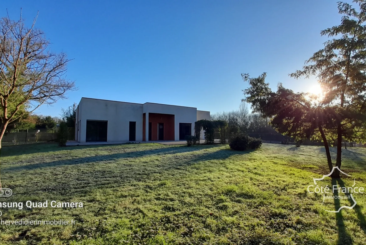 Maison contemporaine à Clermont-Créans 72200 avec grand terrain de 2700m² 