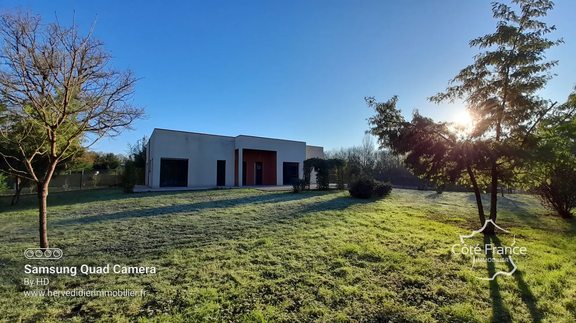 Maison contemporaine à Clermont-Créans 72200 avec grand terrain de 2700m² 