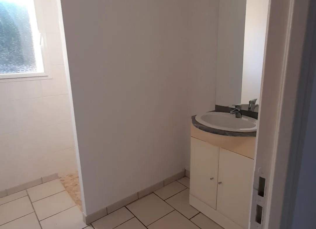 Maison contemporaine à Clermont-Créans 72200 avec grand terrain de 2700m² 