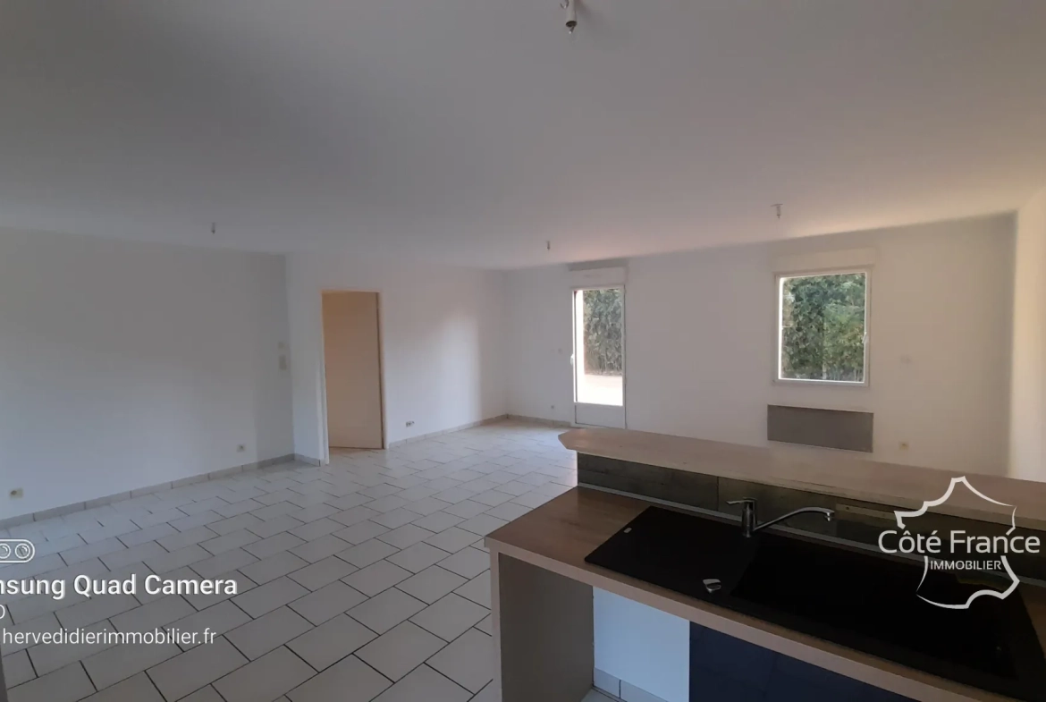 Maison contemporaine à Clermont-Créans 72200 avec grand terrain de 2700m² 
