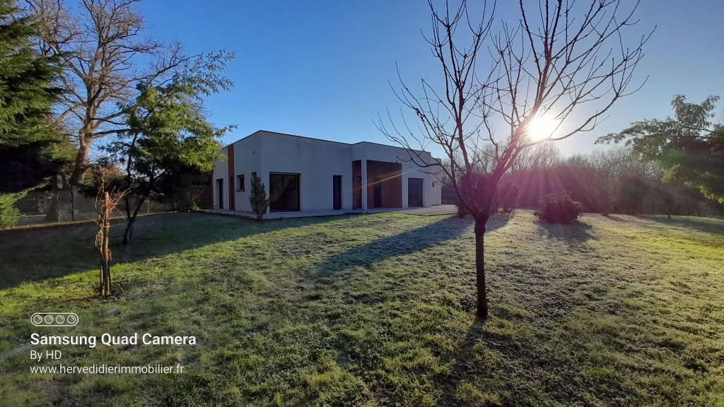 Maison de plain-pied à Sainte-Bazeille avec jardin et garage