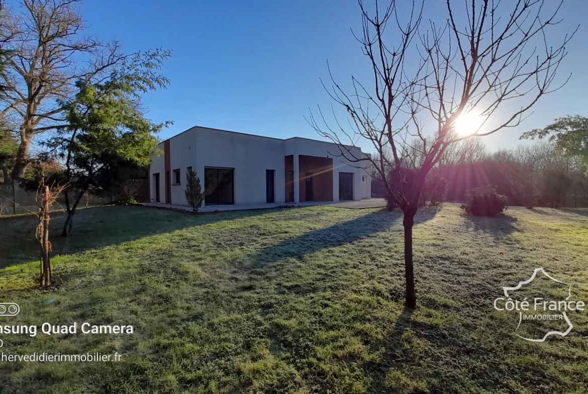 Maison contemporaine à Clermont-Créans 72200 avec grand terrain de 2700m² 