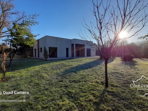 Maison contemporaine à Clermont-Créans 72200 avec grand terrain de 2700m²
