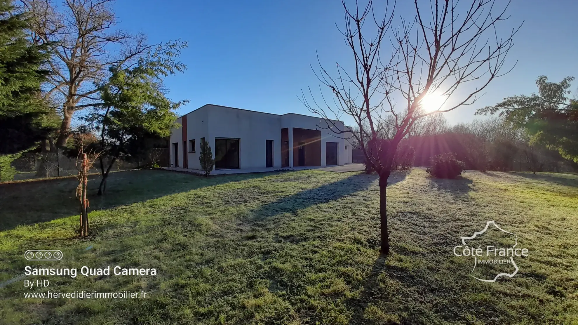 Maison contemporaine à Clermont-Créans 72200 avec grand terrain de 2700m² 