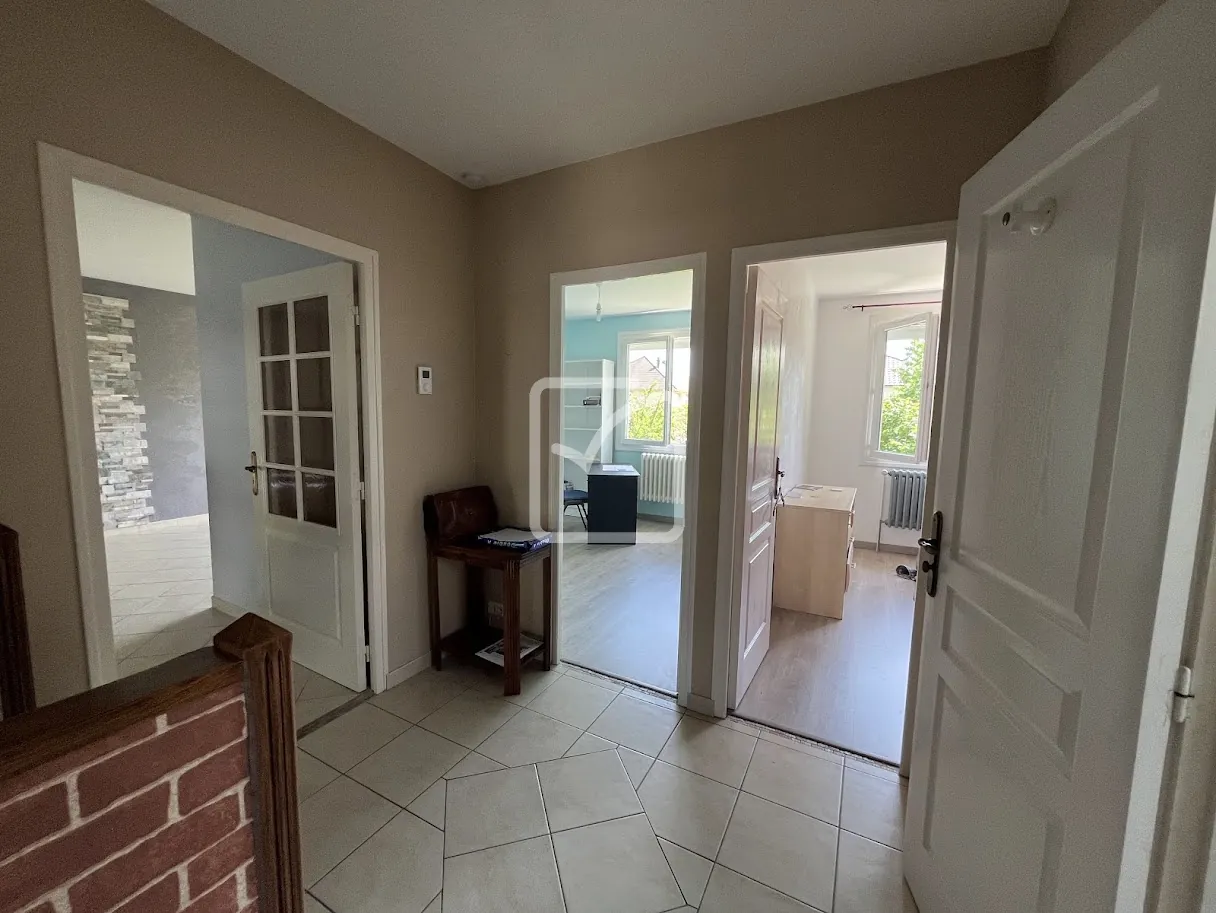 Maison rénovée de 132 m² à Malemort avec jardin et garage 