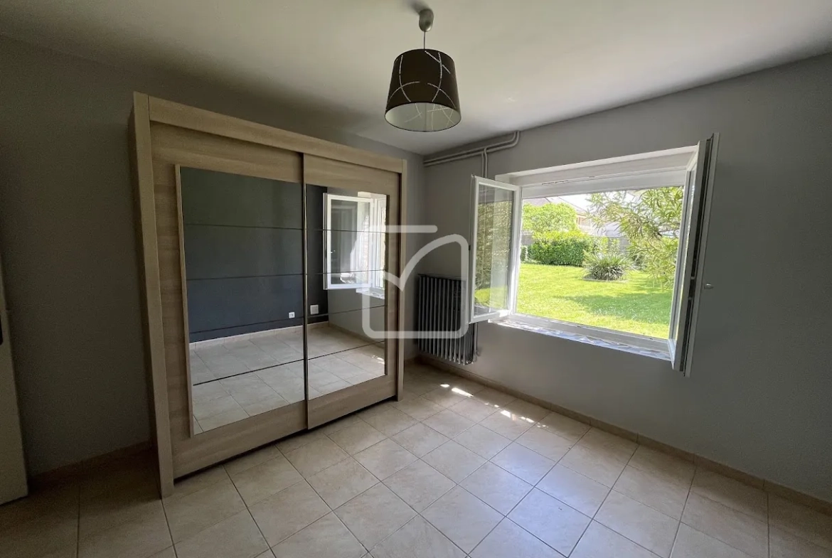 Maison rénovée de 132 m² à Malemort avec jardin et garage 