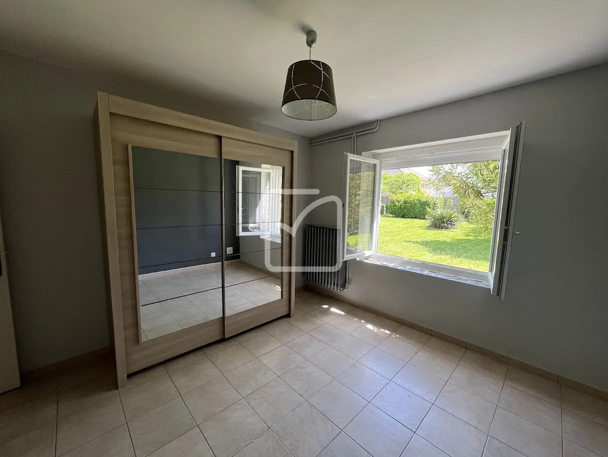 Maison rénovée de 132 m² à Malemort avec jardin et garage 