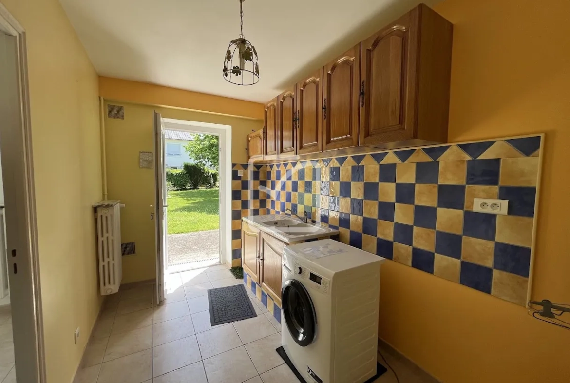 Maison rénovée de 132 m² à Malemort avec jardin et garage 