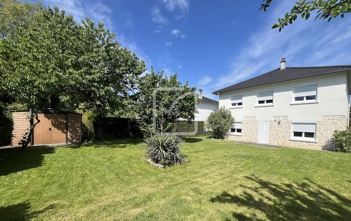 Maison rénovée de 132 m² à Malemort avec jardin et garage 