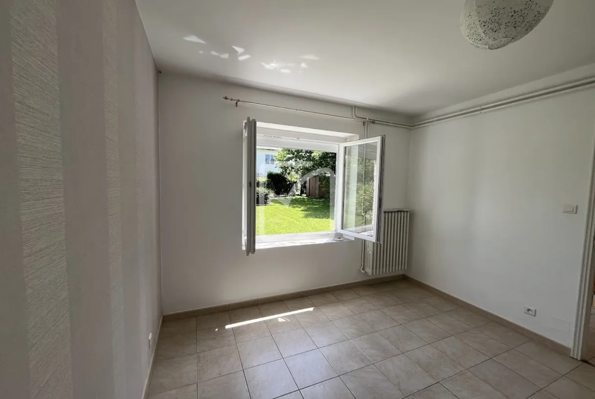 Maison rénovée de 132 m² à Malemort avec jardin et garage 