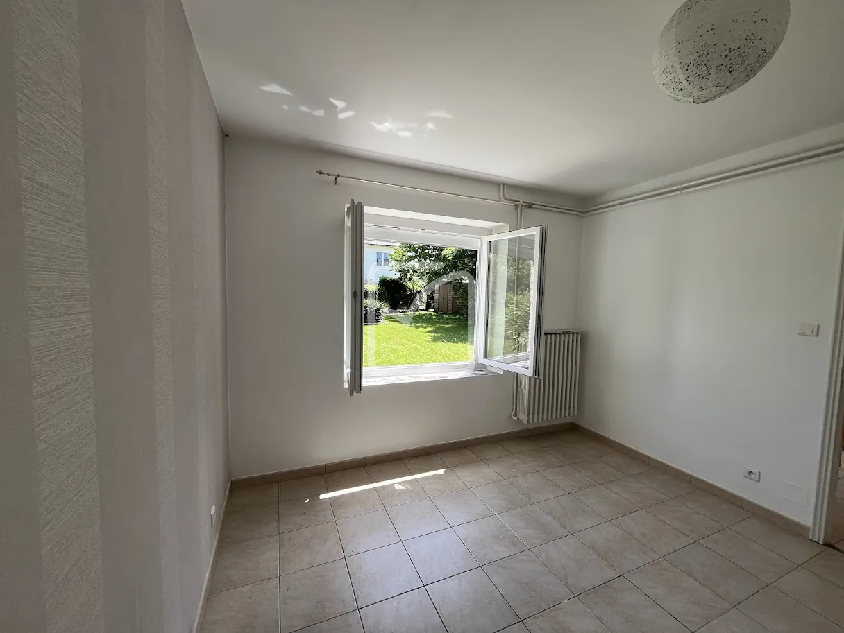Maison rénovée de 132 m² à Malemort avec jardin et garage 