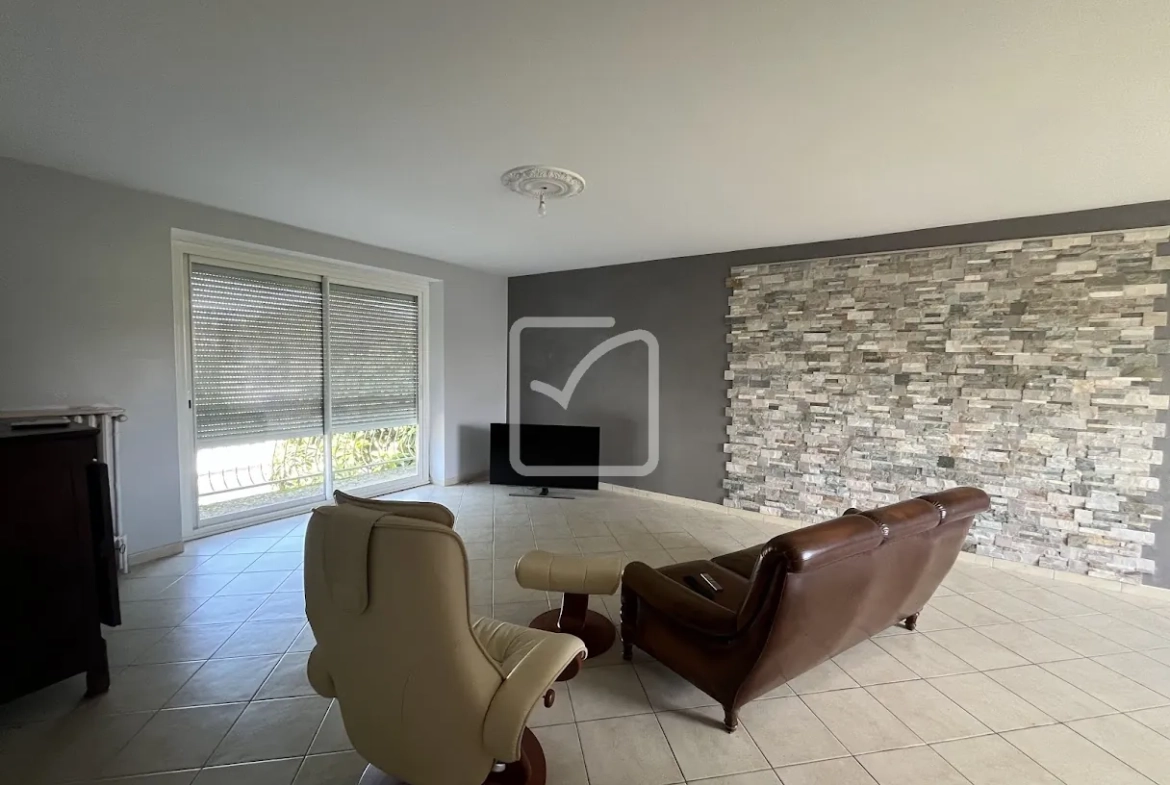 Maison rénovée de 132 m² à Malemort avec jardin et garage 