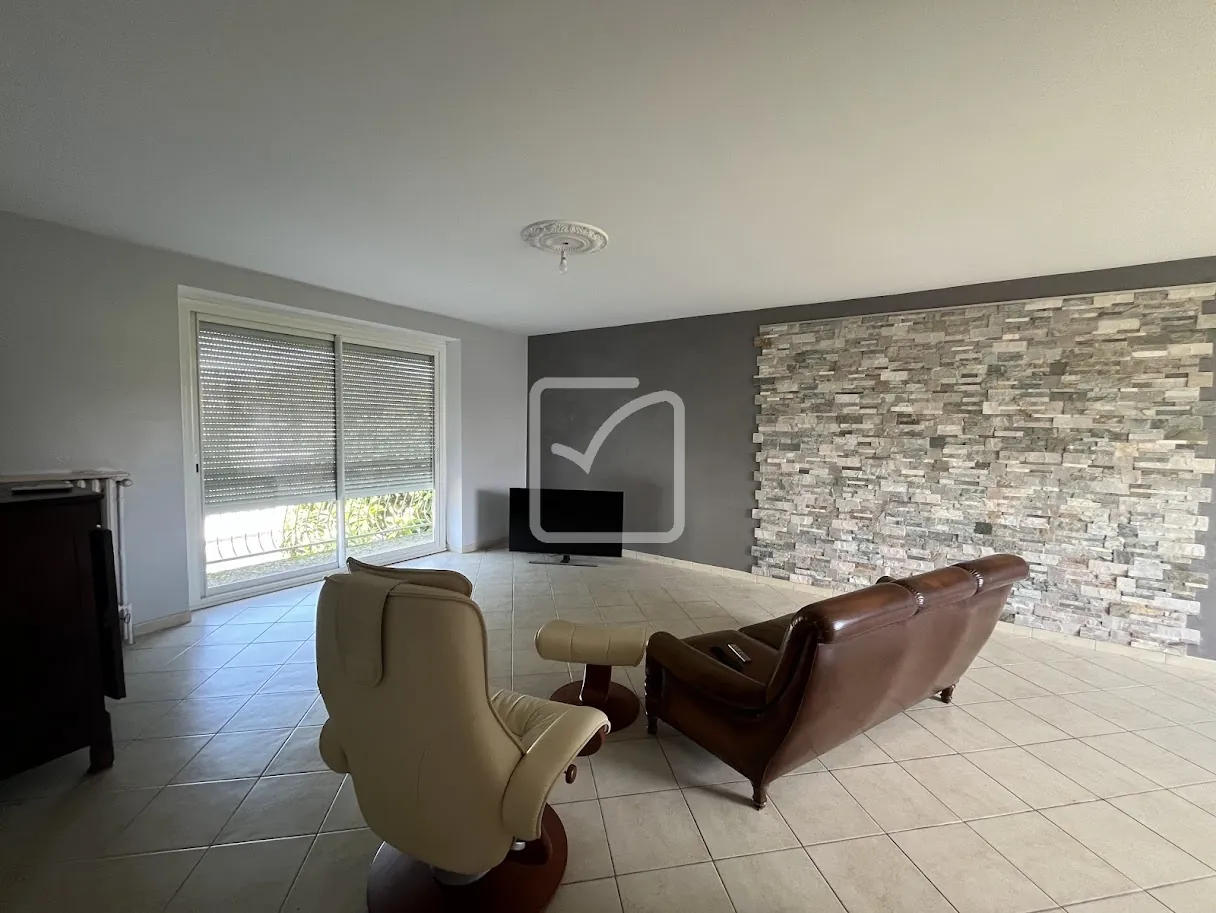 Maison rénovée de 132 m² à Malemort avec jardin et garage 