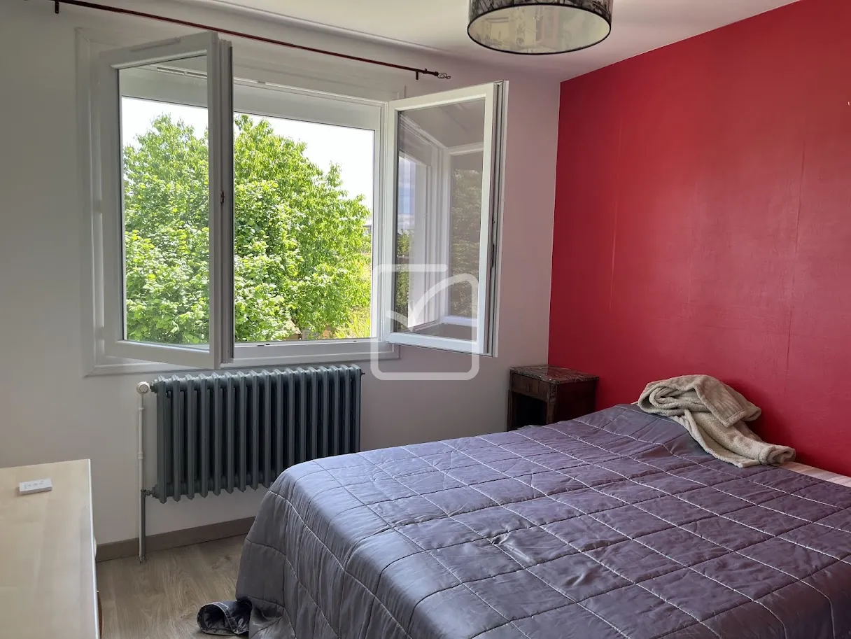 Maison rénovée de 132 m² à Malemort avec jardin et garage 