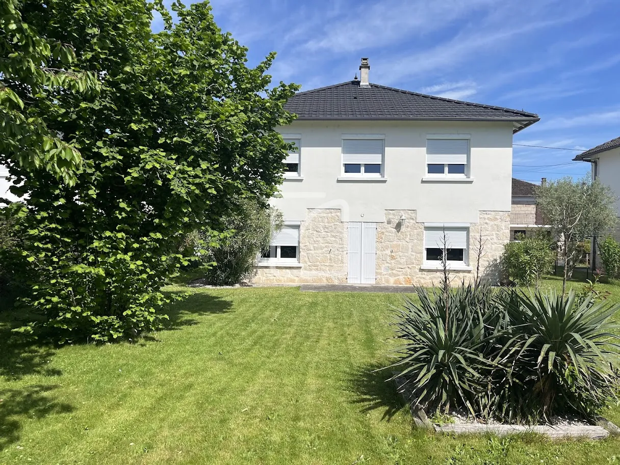 Maison rénovée de 132 m² à Malemort avec jardin et garage 