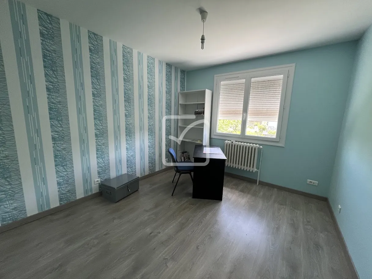Maison rénovée de 132 m² à Malemort avec jardin et garage 