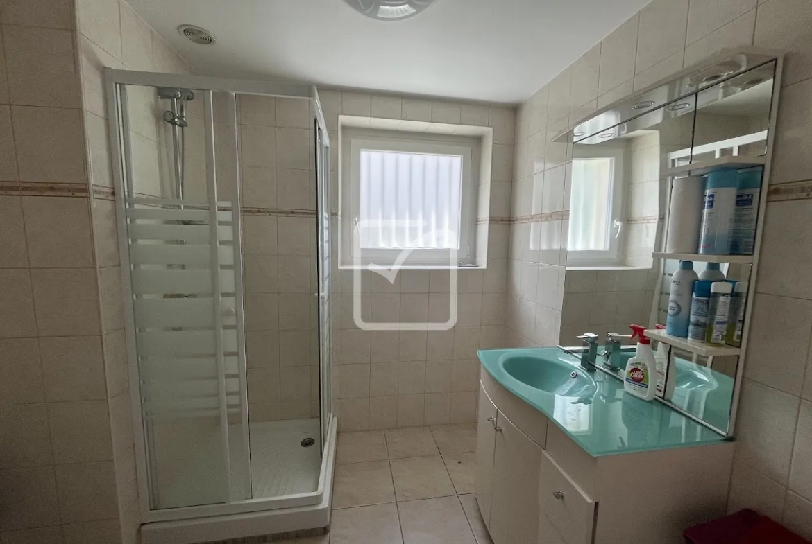 Maison rénovée de 132 m² à Malemort avec jardin et garage 