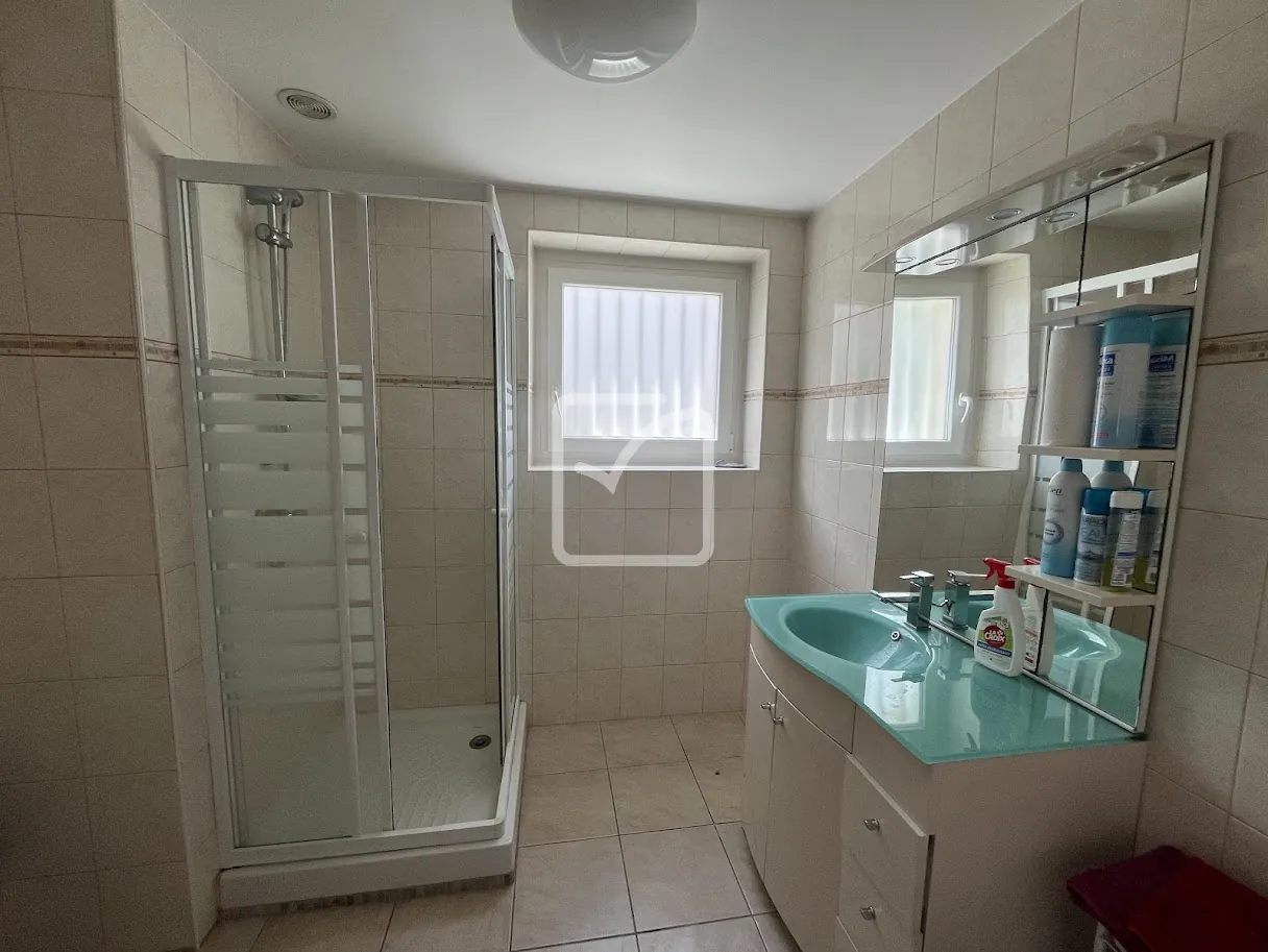 Maison rénovée de 132 m² à Malemort avec jardin et garage 