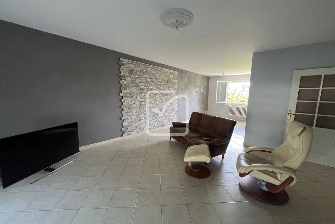 Maison rénovée de 132 m² à Malemort avec jardin et garage 