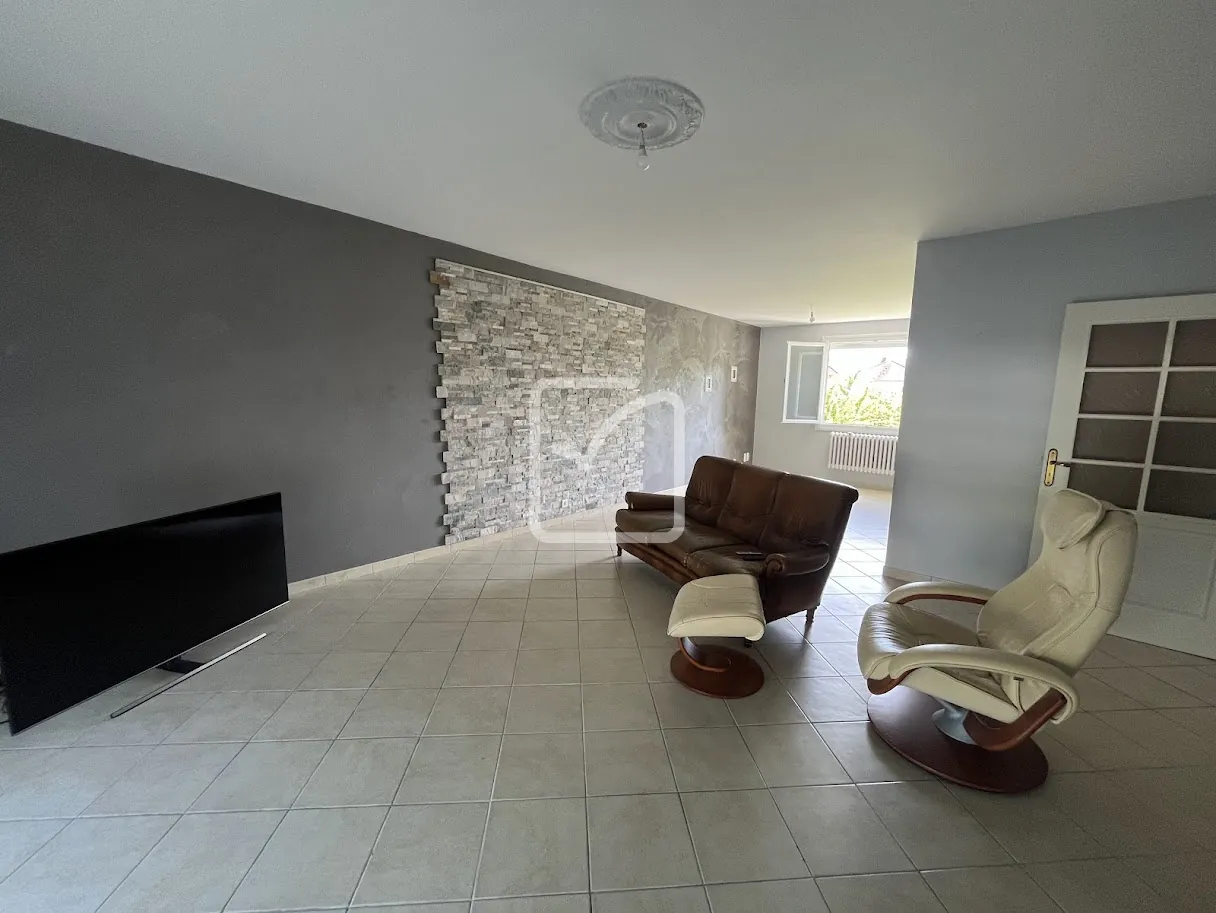 Maison rénovée de 132 m² à Malemort avec jardin et garage 